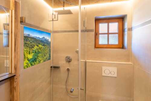 Blick über die Ortschaft Wamberg zum Zugspitzmassiv im Wettersteingebirge - Alpendorf - Glasbild - Größe ca. 120x80cm, Seitenverhältnis 3:2 - Wamberg mit Wetterstein - weitere Infos unter https://www.kriner-weiermann.de