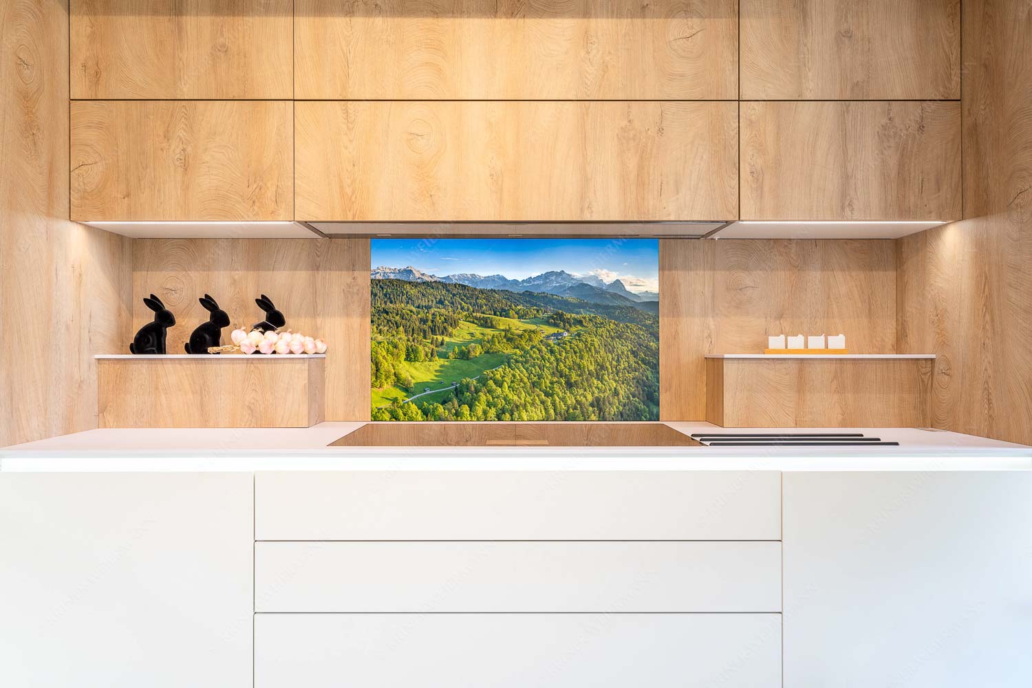 Alpendorf – Küchenspiegel – Größe ca. 90x60cm, Seitenverhältnis 3:2 — Wamberg mit Wetterstein Blick über die Ortschaft Wamberg zum Zugspitzmassiv im Wettersteingebirge - Alpendorf - Küchenspiegel - Größe ca. 90x60cm, Seitenverhältnis 3:2 - Wamberg mit Wetterstein - weitere Infos unter https://www.kriner-weiermann.de