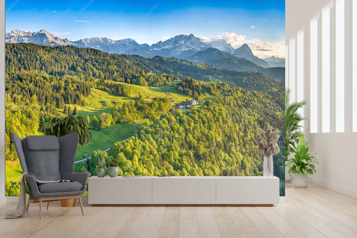 Alpendorf – Fototapete – Größe ca. 300x200cm, Seitenverhältnis 3:2 — Wamberg mit Wetterstein Blick über die Ortschaft Wamberg zum Zugspitzmassiv im Wettersteingebirge - Alpendorf - Fototapete - Größe ca. 300x200cm, Seitenverhältnis 3:2 - Wamberg mit Wetterstein - weitere Infos unter https://www.kriner-weiermann.de