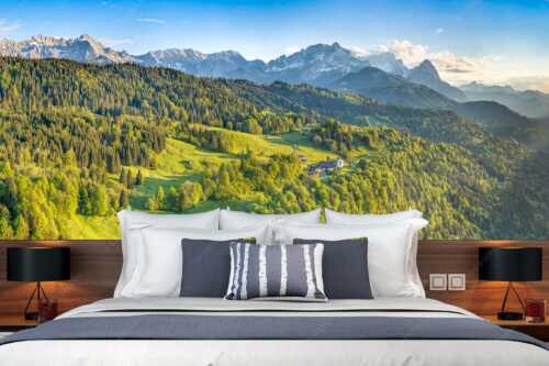 Blick über die Ortschaft Wamberg zum Zugspitzmassiv im Wettersteingebirge - Alpendorf - Fototapete - Größe ca. 350x140cm, Seitenverhältnis 2,5:1 - Wamberg mit Wetterstein - weitere Infos unter https://www.kriner-weiermann.de