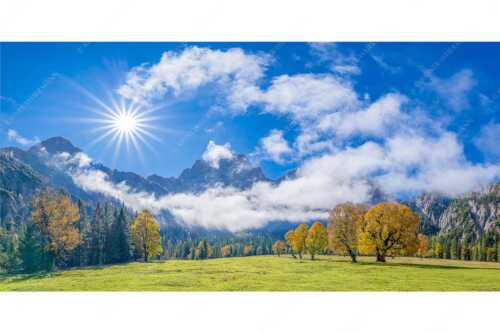 Das Rontal mit dem Stock der Östlichen Karwendelspitze - Extravaganz - Seitenverhältnis 2:1 - Herbstfärbung im Karwendel - weitere Infos unter https://www.kriner-weiermann.de