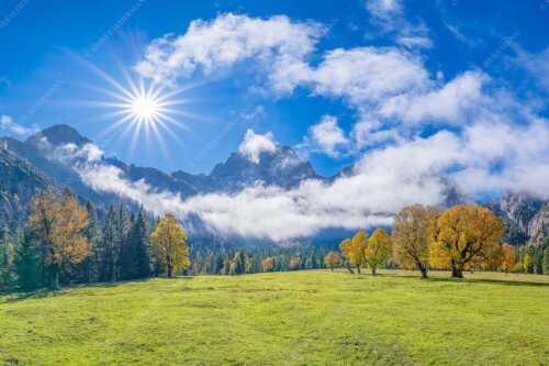 Das Rontal mit dem Stock der Östlichen Karwendelspitze - Extravaganz - Seitenverhältnis 3:2 - Herbstfärbung im Karwendel - weitere Infos unter https://www.kriner-weiermann.de