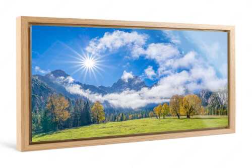 Das Rontal mit dem Stock der Östlichen Karwendelspitze - Extravaganz - Foto im Schattenfugen-Rahmen, Seitenverhältnis 2:1 - Herbstfärbung im Karwendel - weitere Infos unter https://www.kriner-weiermann.de