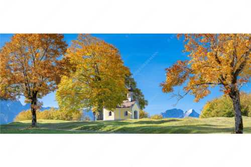 Bei den Buckelwiesen in der Alpenwelt Karwendel liegt diese kleine Kapelle - Maria Rast im Herbst - Seitenverhältnis 2,5:1 - Kapelle bei den Buckelwiesen - weitere Infos unter https://www.kriner-weiermann.de