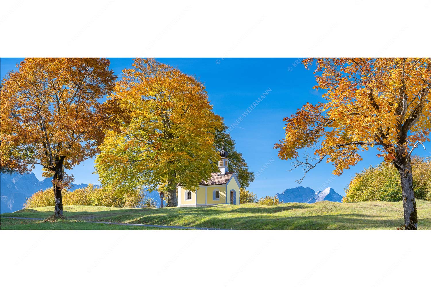 Bei den Buckelwiesen in der Alpenwelt Karwendel liegt diese kleine Kapelle