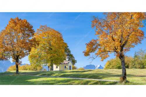 Bei den Buckelwiesen in der Alpenwelt Karwendel liegt diese kleine Kapelle - Maria Rast im Herbst - Seitenverhältnis 2:1 - Kapelle bei den Buckelwiesen - weitere Infos unter https://www.kriner-weiermann.de
