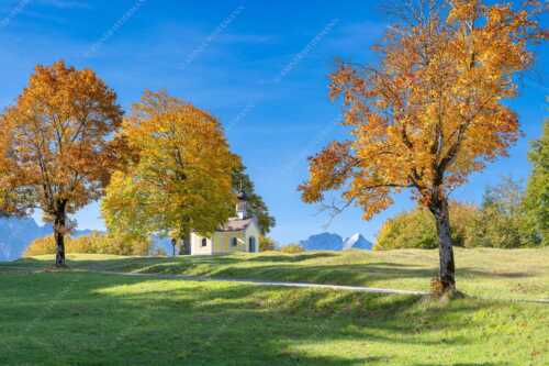 Bei den Buckelwiesen in der Alpenwelt Karwendel liegt diese kleine Kapelle - Maria Rast im Herbst - Seitenverhältnis 3:2 - Kapelle bei den Buckelwiesen - weitere Infos unter https://www.kriner-weiermann.de