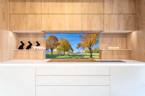 Bei den Buckelwiesen in der Alpenwelt Karwendel liegt diese kleine Kapelle - Maria Rast im Herbst - Küchenrückwand - Größe ca. 120x60cm, Seitenverhältnis 2:1 - Kapelle bei den Buckelwiesen - weitere Infos unter https://www.kriner-weiermann.de