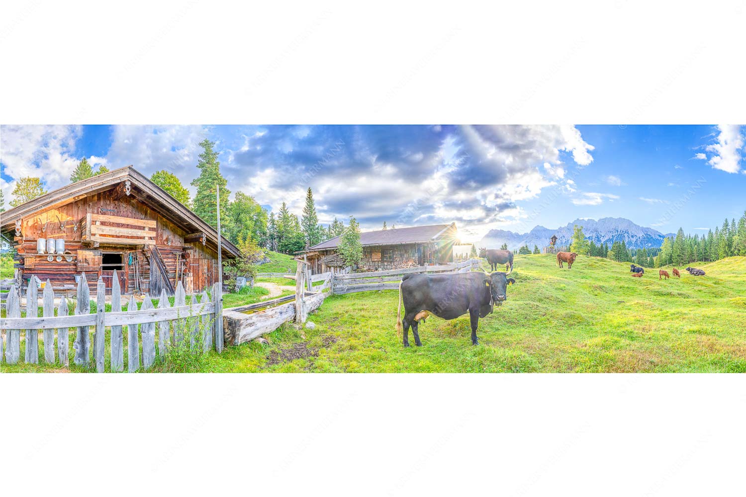 Malerische Almhütte bei Mittenwald mit Karwendel