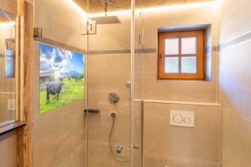 Malerische Almhütte bei Mittenwald mit Karwendel - Oimarisch VIII - Glasbild - Größe ca. 120x80cm, Seitenverhältnis 3:2 - Mittenwald Alm Buckelwiesen Karwendel - weitere Infos unter https://www.kriner-weiermann.de