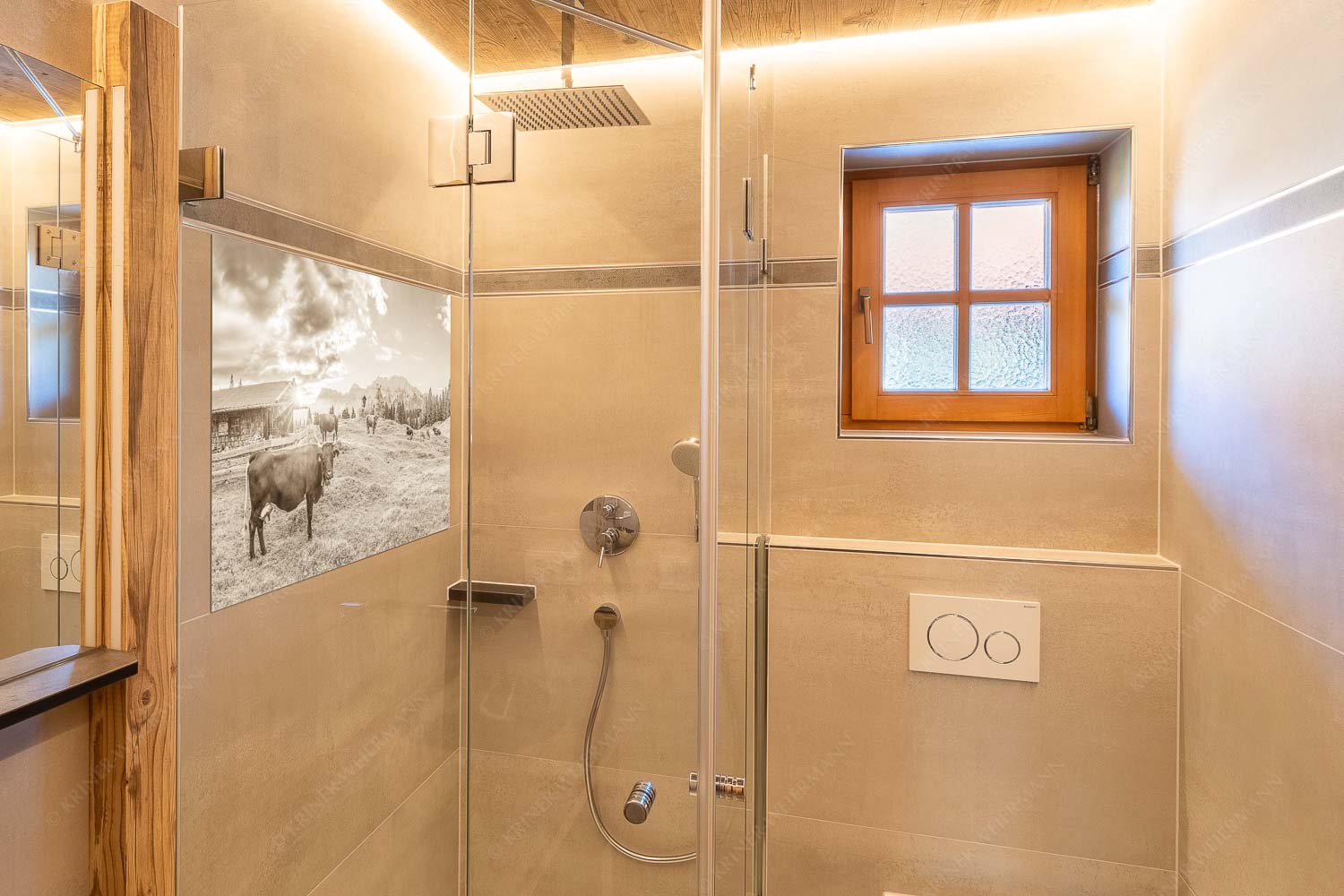 Oimarisch VIII – Glasbild – Größe ca. 120x80cm, Seitenverhältnis 3:2 — Mittenwald Alm Buckelwiesen Karwendel Malerische Almhütte bei Mittenwald mit Karwendel - Oimarisch VIII - Glasbild - Größe ca. 120x80cm, Seitenverhältnis 3:2 - Mittenwald Alm Buckelwiesen Karwendel - weitere Infos unter https://www.kriner-weiermann.de