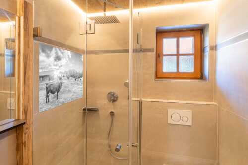 Malerische Almhütte bei Mittenwald mit Karwendel - Oimarisch VIII - Glasbild - Größe ca. 120x80cm, Seitenverhältnis 3:2 - Mittenwald Alm Buckelwiesen Karwendel - weitere Infos unter https://www.kriner-weiermann.de