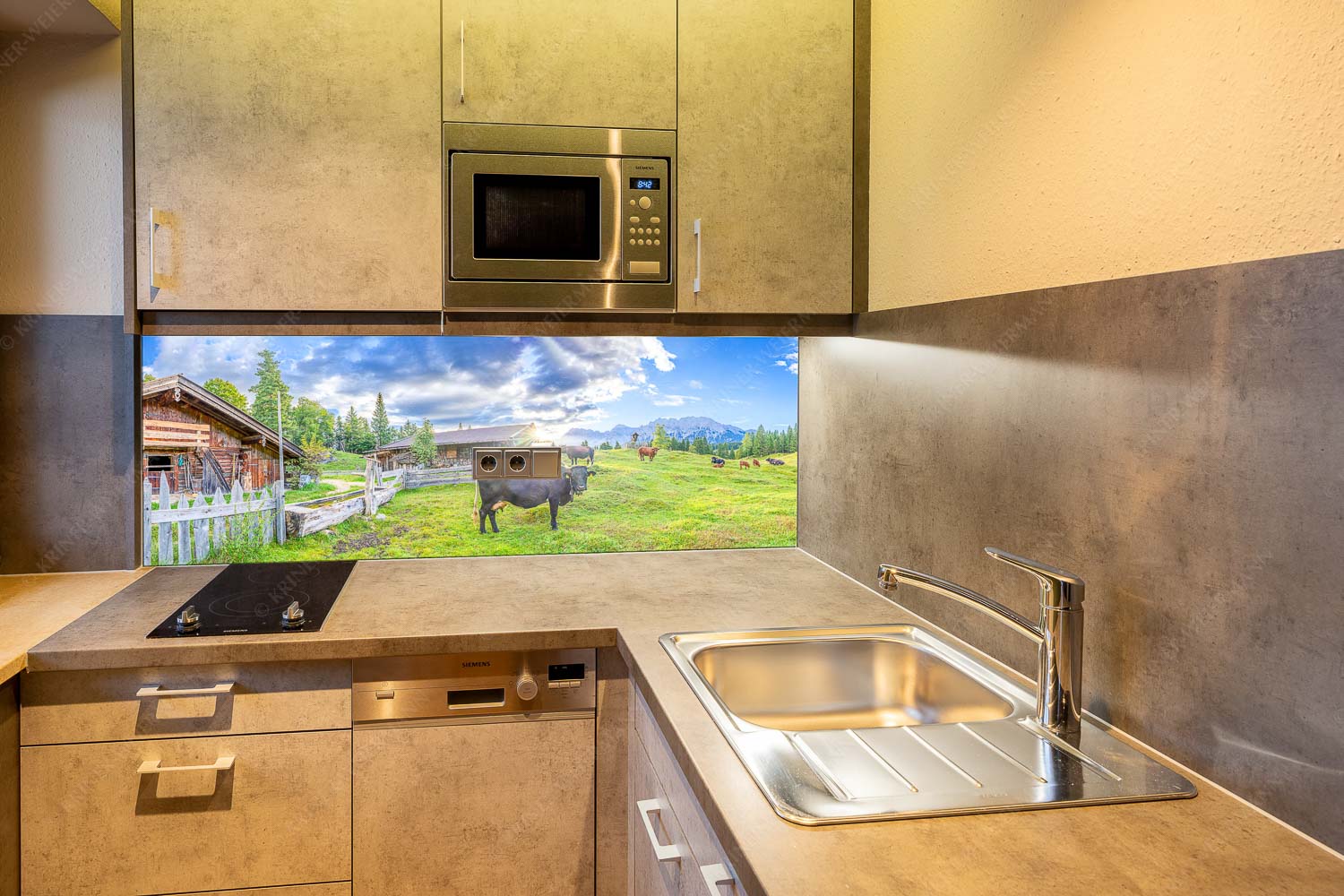 Oimarisch VIII – Küchenrückwand – Größe ca. 150x60cm, Seitenverhältnis 2,5:1 — Mittenwald Alm Buckelwiesen Karwendel Malerische Almhütte bei Mittenwald mit Karwendel - Oimarisch VIII - Küchenrückwand - Größe ca. 150x60cm, Seitenverhältnis 2,5:1 - Mittenwald Alm Buckelwiesen Karwendel - weitere Infos unter https://www.kriner-weiermann.de