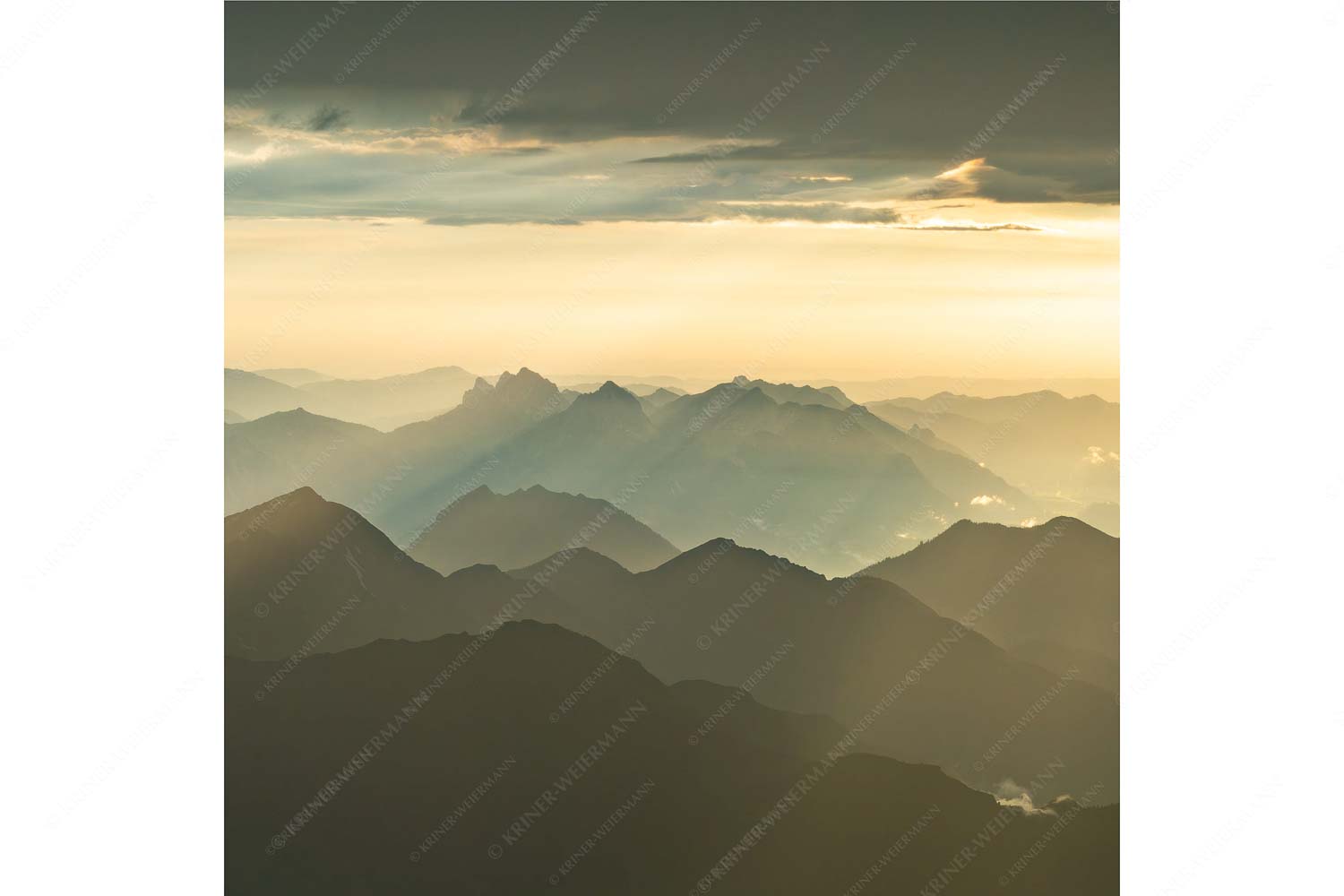 Shining – Seitenverhältnis 1:1 — Silhouetten Abendstimmung auf der Zugspitze Blick von der Zugspitze über Thannheimer Berge in den Sonnenuntergang