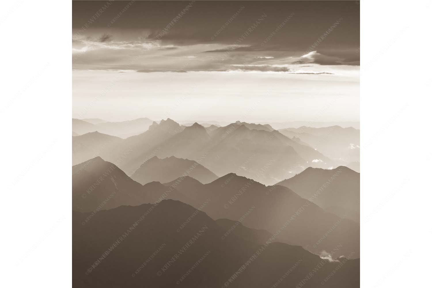 Blick von der Zugspitze über Thannheimer Berge in den Sonnenuntergang