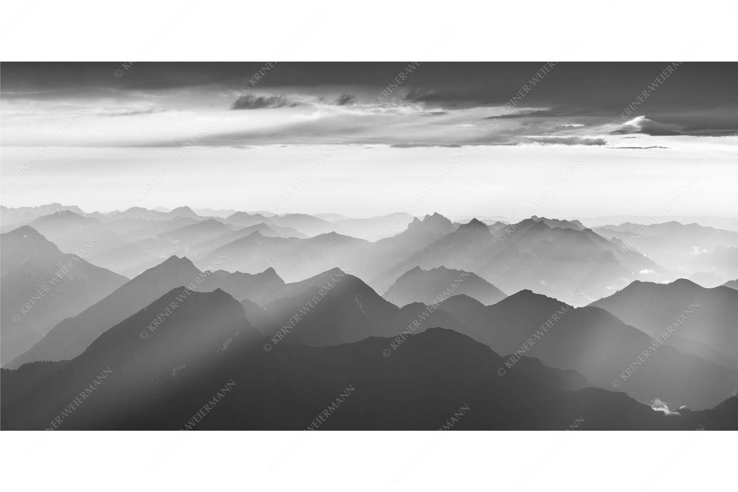 Blick von der Zugspitze über Thannheimer Berge in den Sonnenuntergang
