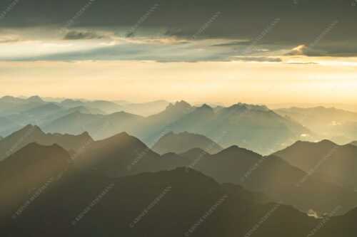 Blick von der Zugspitze über Thannheimer Berge in den Sonnenuntergang - Shining - Seitenverhältnis 3:2 - Silhouetten Abendstimmung auf der Zugspitze - weitere Infos unter https://www.kriner-weiermann.de