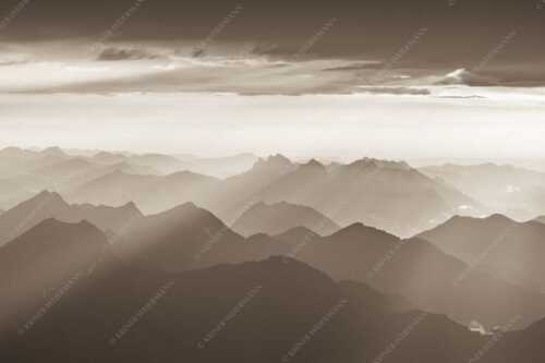 Blick von der Zugspitze über Thannheimer Berge in den Sonnenuntergang - Shining - Seitenverhältnis 3:2 - Silhouetten Abendstimmung auf der Zugspitze - weitere Infos unter https://www.kriner-weiermann.de