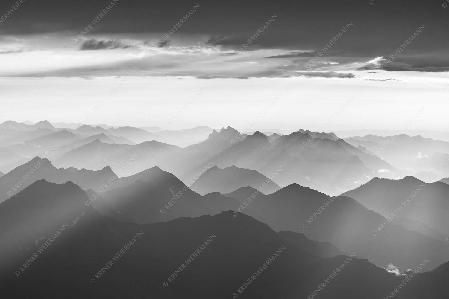 Shining – Seitenverhältnis 3:2 — Silhouetten Abendstimmung auf der Zugspitze Blick von der Zugspitze über Thannheimer Berge in den Sonnenuntergang