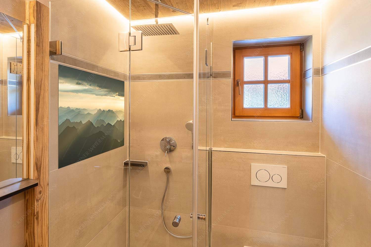 Shining – Glasbild – Größe ca. 120x80cm, Seitenverhältnis 3:2 — Silhouetten Abendstimmung auf der Zugspitze Blick von der Zugspitze über Thannheimer Berge in den Sonnenuntergang - Shining - Glasbild - Größe ca. 120x80cm, Seitenverhältnis 3:2 - Silhouetten Abendstimmung auf der Zugspitze - weitere Infos unter https://www.kriner-weiermann.de