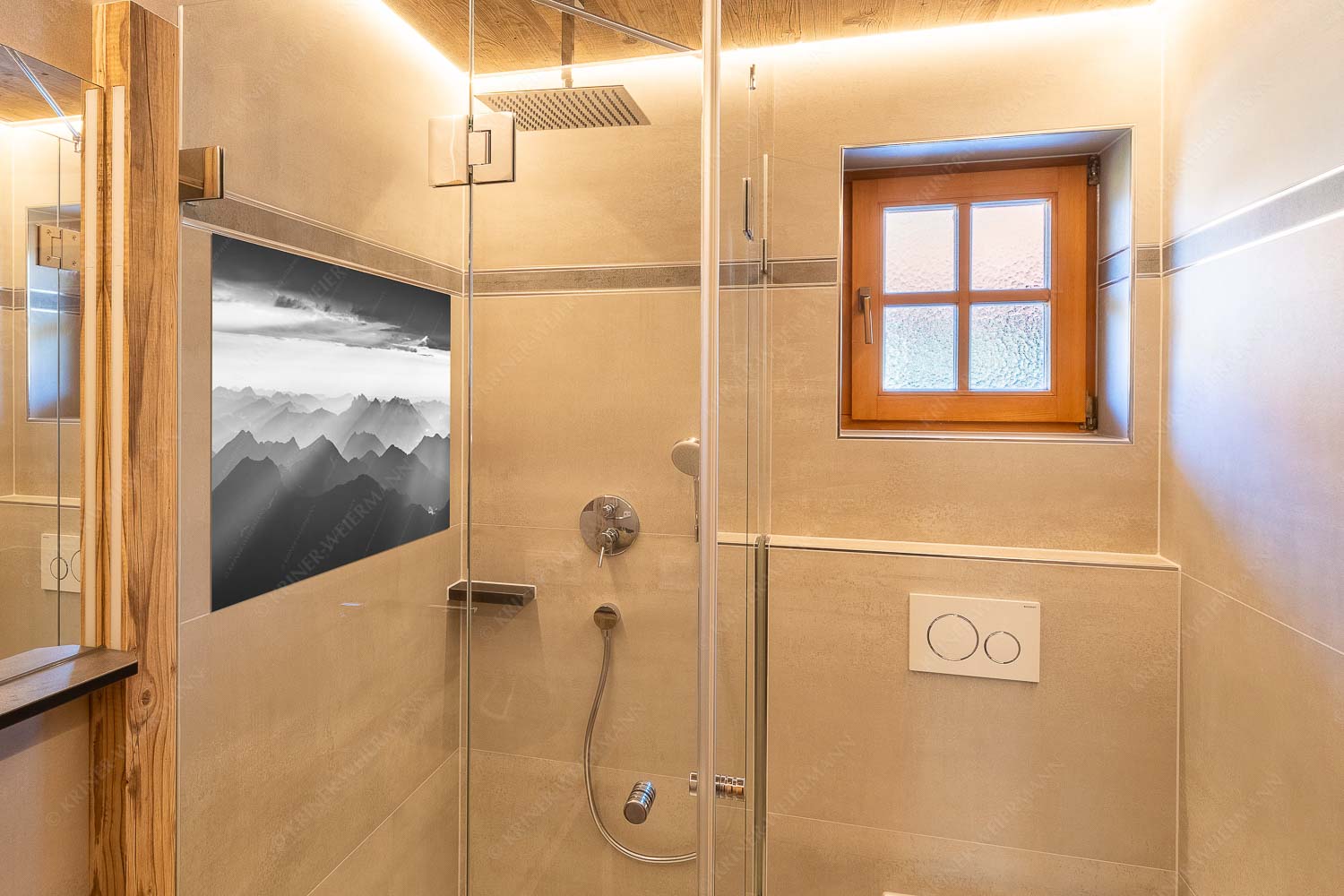 Shining – Glasbild – Größe ca. 120x80cm, Seitenverhältnis 3:2 — Silhouetten Abendstimmung auf der Zugspitze Blick von der Zugspitze über Thannheimer Berge in den Sonnenuntergang - Shining - Glasbild - Größe ca. 120x80cm, Seitenverhältnis 3:2 - Silhouetten Abendstimmung auf der Zugspitze - weitere Infos unter https://www.kriner-weiermann.de