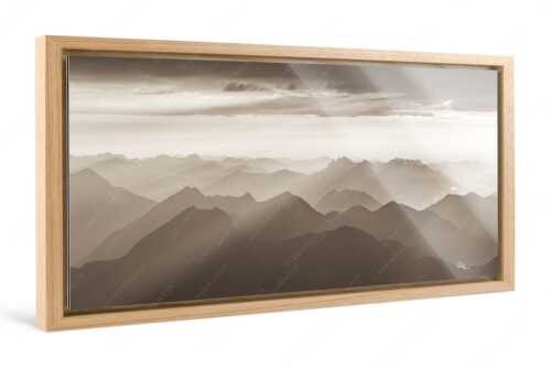 Blick von der Zugspitze über Thannheimer Berge in den Sonnenuntergang - Shining - Foto im Schattenfugen-Rahmen, Seitenverhältnis 2:1 - Silhouetten Abendstimmung auf der Zugspitze - weitere Infos unter https://www.kriner-weiermann.de