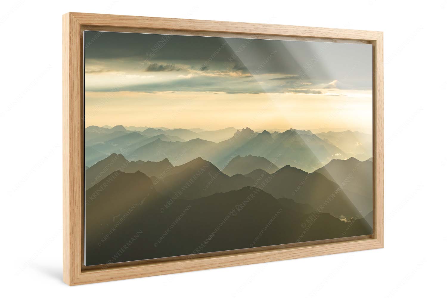 Shining – Foto im Schattenfugen-Rahmen, Seitenverhältnis 3:2 — Silhouetten Abendstimmung auf der Zugspitze Blick von der Zugspitze über Thannheimer Berge in den Sonnenuntergang - Shining - Foto im Schattenfugen-Rahmen, Seitenverhältnis 3:2 - Silhouetten Abendstimmung auf der Zugspitze - weitere Infos unter https://www.kriner-weiermann.de