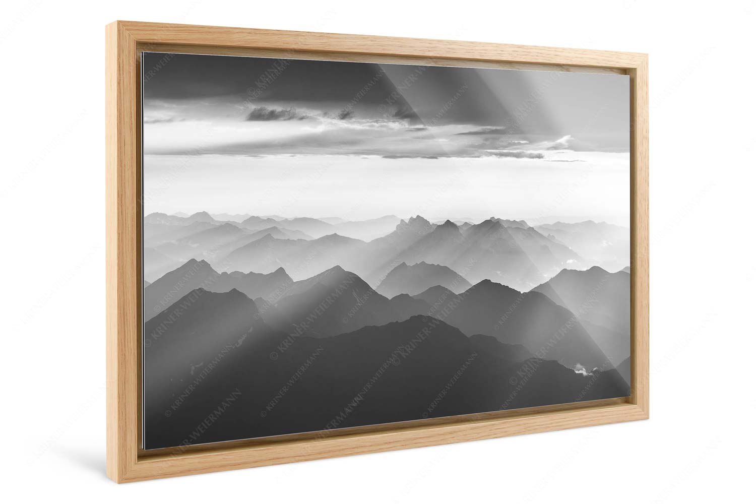 Shining – Foto im Schattenfugen-Rahmen, Seitenverhältnis 3:2 — Silhouetten Abendstimmung auf der Zugspitze Blick von der Zugspitze über Thannheimer Berge in den Sonnenuntergang - Shining - Foto im Schattenfugen-Rahmen, Seitenverhältnis 3:2 - Silhouetten Abendstimmung auf der Zugspitze - weitere Infos unter https://www.kriner-weiermann.de