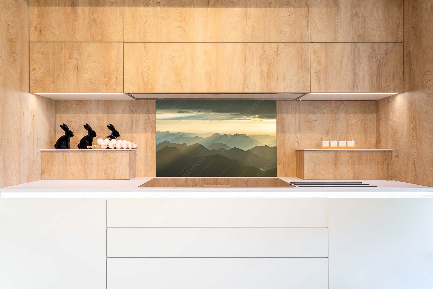 Shining – Küchenspiegel – Größe ca. 90x60cm, Seitenverhältnis 3:2 — Silhouetten Abendstimmung auf der Zugspitze Blick von der Zugspitze über Thannheimer Berge in den Sonnenuntergang - Shining - Küchenspiegel - Größe ca. 90x60cm, Seitenverhältnis 3:2 - Silhouetten Abendstimmung auf der Zugspitze - weitere Infos unter https://www.kriner-weiermann.de