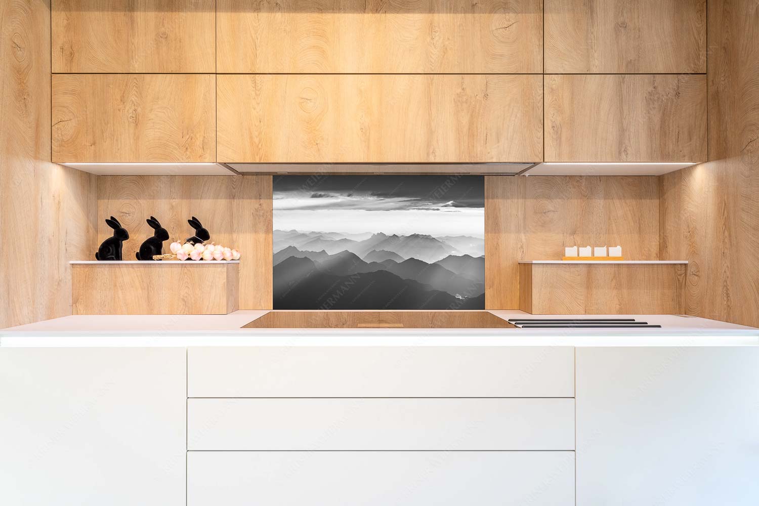 Shining – Küchenspiegel – Größe ca. 90x60cm, Seitenverhältnis 3:2 — Silhouetten Abendstimmung auf der Zugspitze Blick von der Zugspitze über Thannheimer Berge in den Sonnenuntergang - Shining - Küchenspiegel - Größe ca. 90x60cm, Seitenverhältnis 3:2 - Silhouetten Abendstimmung auf der Zugspitze - weitere Infos unter https://www.kriner-weiermann.de