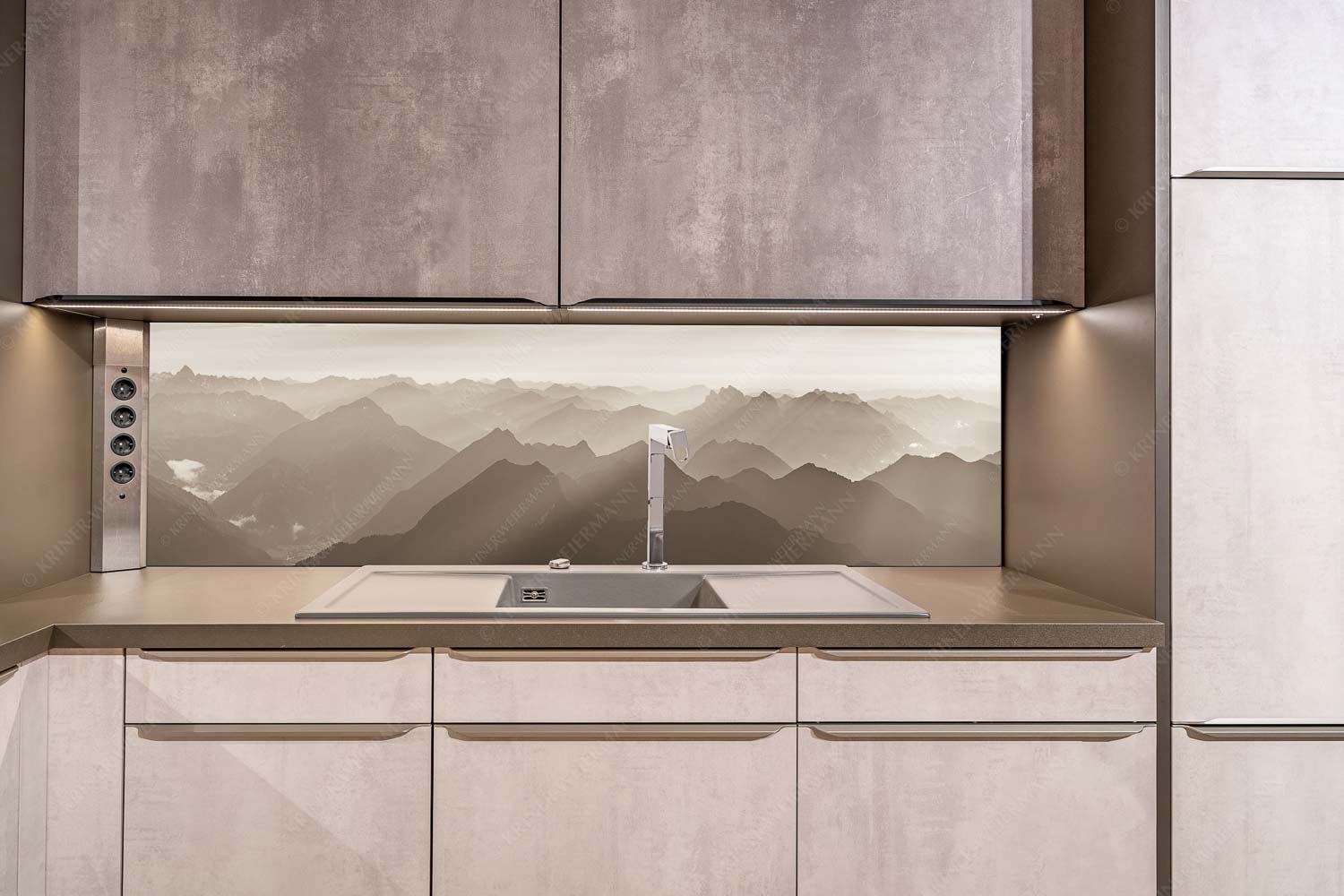 Shining – Küchenrückwand – Größe ca. 200x50cm, Seitenverhältnis ca: 4:1 — Silhouetten Abendstimmung auf der Zugspitze Blick von der Zugspitze über Thannheimer Berge in den Sonnenuntergang - Shining - Küchenrückwand - Größe ca. 200x50cm, Seitenverhältnis ca: 4:1 - Silhouetten Abendstimmung auf der Zugspitze - weitere Infos unter https://www.kriner-weiermann.de