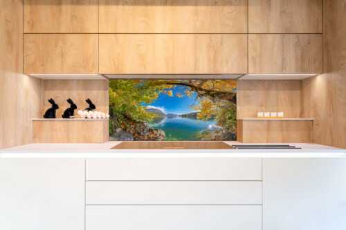 Farbenfroh zeigen sich im Herbst die Uferregionen des Sees - Walchensee im Herbst - Küchenrückwand - Größe ca. 120x60cm, Seitenverhältnis 2:1 - Herzogstand mit Walchenseebucht - weitere Infos unter https://www.kriner-weiermann.de