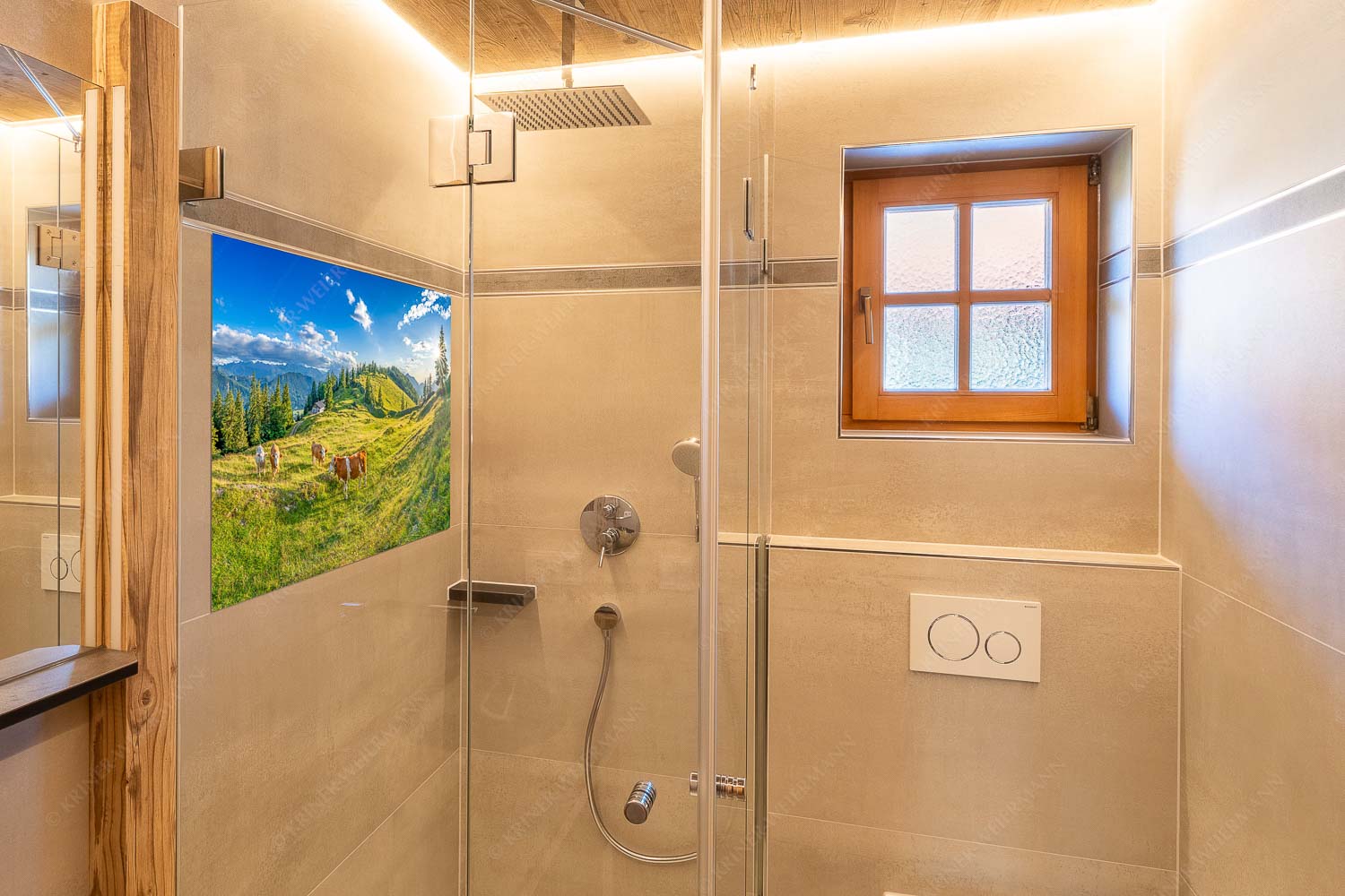 Almabend – Glasbild – Größe ca. 120x80cm, Seitenverhältnis 3: — Almweide Jachenau Junge Kälber auf einer Alm bei Jachenau - Almabend - Glasbild - Größe ca. 120x80cm, Seitenverhältnis 3: - Almweide Jachenau - weitere Infos unter https://www.kriner-weiermann.de