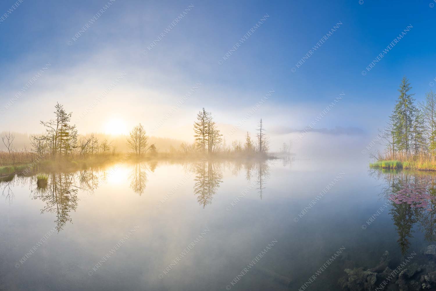 Blick über den Barmsee zum Sonnenaufgang im Soierngebirge - Barmseenebel - Seitenverhältnis 3:2 - Barmsee Krün - weitere Infos unter https://www.kriner-weiermann.de