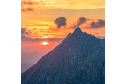 Sonnenaufgang über dem Karwendel mit Soiernspitze, Wörner und Hochkarspitze - Feuerball erwacht - Seitenverhältnis 1:1 - Karwendel Sonnenaufgang Soiernspitze Wörner - weitere Infos unter https://www.kriner-weiermann.de
