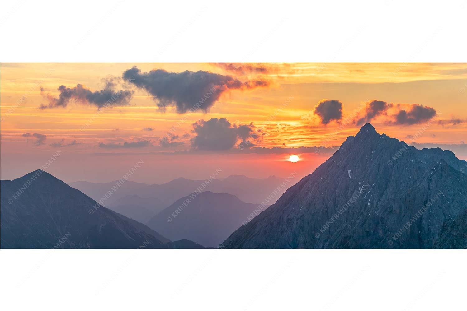 Sonnenaufgang über dem Karwendel mit Soiernspitze, Wörner und Hochkarspitze - Feuerball erwacht - Seitenverhältnis 2,5:1 - Karwendel Sonnenaufgang Soiernspitze Wörner - weitere Infos unter https://www.kriner-weiermann.de