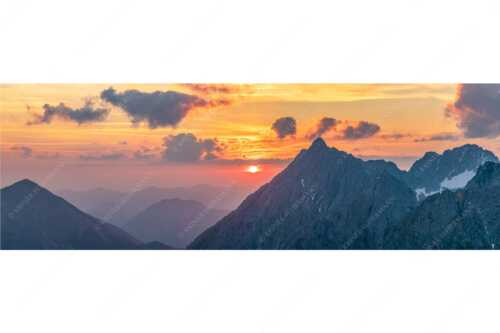 Sonnenaufgang über dem Karwendel mit Soiernspitze, Wörner und Hochkarspitze - Feuerball erwacht - Seitenverhältnis 3:1 - Karwendel Sonnenaufgang Soiernspitze Wörner - weitere Infos unter https://www.kriner-weiermann.de