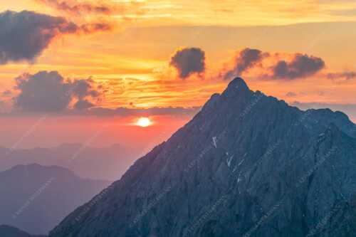 Sonnenaufgang über dem Karwendel mit Soiernspitze, Wörner und Hochkarspitze - Feuerball erwacht - Seitenverhältnis 3:2 - Karwendel Sonnenaufgang Soiernspitze Wörner - weitere Infos unter https://www.kriner-weiermann.de