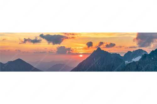 Sonnenaufgang über dem Karwendel mit Soiernspitze, Wörner und Hochkarspitze - Feuerball erwacht - Seitenverhältnis 4:1 - Karwendel Sonnenaufgang Soiernspitze Wörner - weitere Infos unter https://www.kriner-weiermann.de