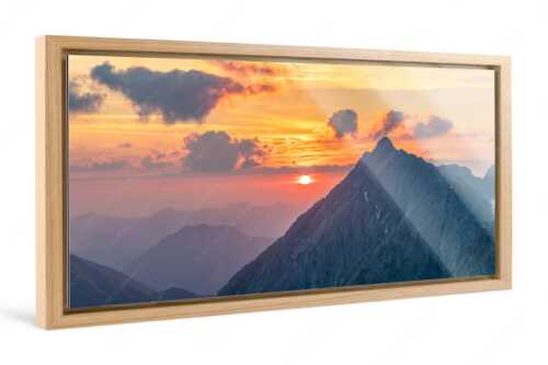 Sonnenaufgang über dem Karwendel mit Soiernspitze, Wörner und Hochkarspitze - Feuerball erwacht - Foto im Schattenfugen-Rahmen, Seitenverhältnis 2:1 - Karwendel Sonnenaufgang Soiernspitze Wörner - weitere Infos unter https://www.kriner-weiermann.de