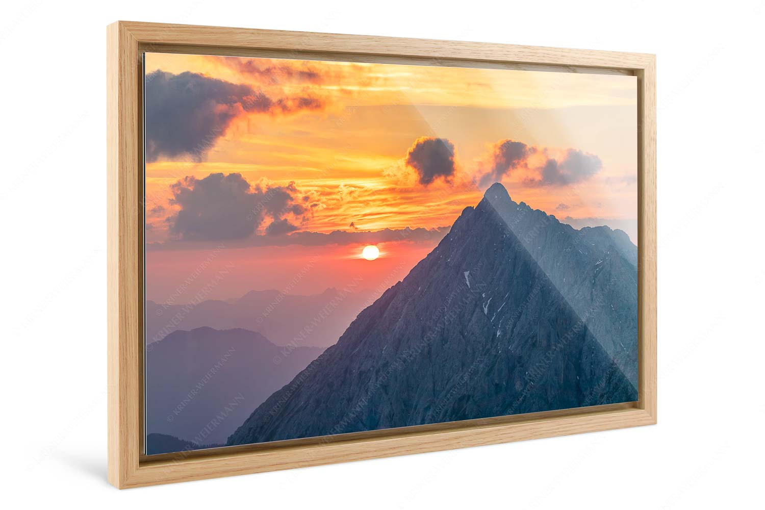 Feuerball erwacht – Foto im Schattenfugen-Rahmen, Seitenverhältnis 3:2 — Karwendel Sonnenaufgang Soiernspitze Wörner Sonnenaufgang über dem Karwendel mit Soiernspitze, Wörner und Hochkarspitze - Feuerball erwacht - Foto im Schattenfugen-Rahmen, Seitenverhältnis 3:2 - Karwendel Sonnenaufgang Soiernspitze Wörner - weitere Infos unter https://www.kriner-weiermann.de