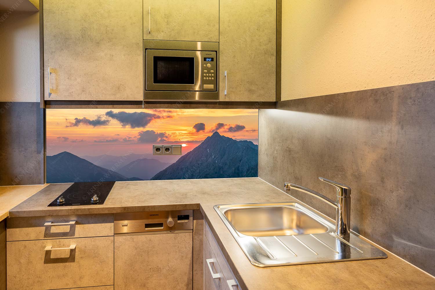 Sonnenaufgang über dem Karwendel mit Soiernspitze, Wörner und Hochkarspitze - Feuerball erwacht - Küchenrückwand - Größe ca. 150x60cm, Seitenverhältnis 2,5:1 - Karwendel Sonnenaufgang Soiernspitze Wörner - weitere Infos unter https://www.kriner-weiermann.de