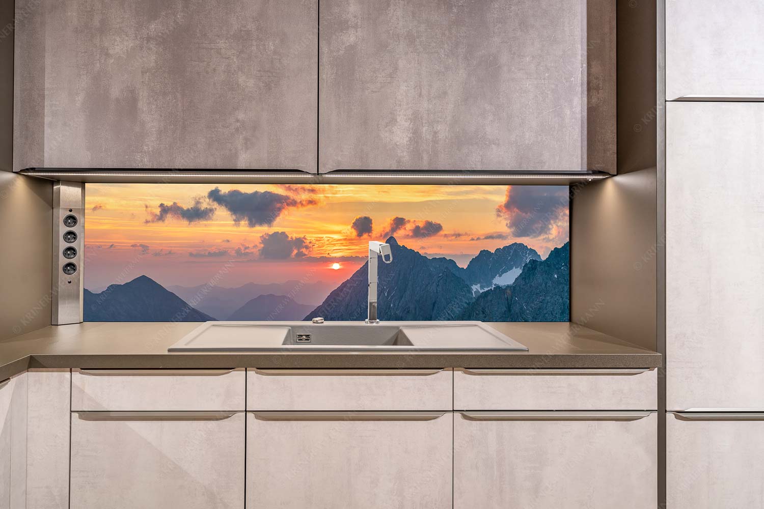 Feuerball erwacht – Küchenrückwand – Größe ca. 200x50cm, Seitenverhältnis ca: 4:1 — Karwendel Sonnenaufgang Soiernspitze Wörner Sonnenaufgang über dem Karwendel mit Soiernspitze, Wörner und Hochkarspitze - Feuerball erwacht - Küchenrückwand - Größe ca. 200x50cm, Seitenverhältnis ca: 4:1 - Karwendel Sonnenaufgang Soiernspitze Wörner - weitere Infos unter https://www.kriner-weiermann.de