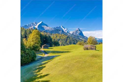 Wiesen bei Wamberg mit Blick zum Zugspitzmassiv - Herbstanfang - Seitenverhältnis 1:1 - Alpspitze Zugspitze Waxenstein - weitere Infos unter https://www.kriner-weiermann.de
