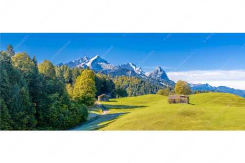 Wiesen bei Wamberg mit Blick zum Zugspitzmassiv - Herbstanfang - Seitenverhältnis 2,5:1 - Alpspitze Zugspitze Waxenstein - weitere Infos unter https://www.kriner-weiermann.de