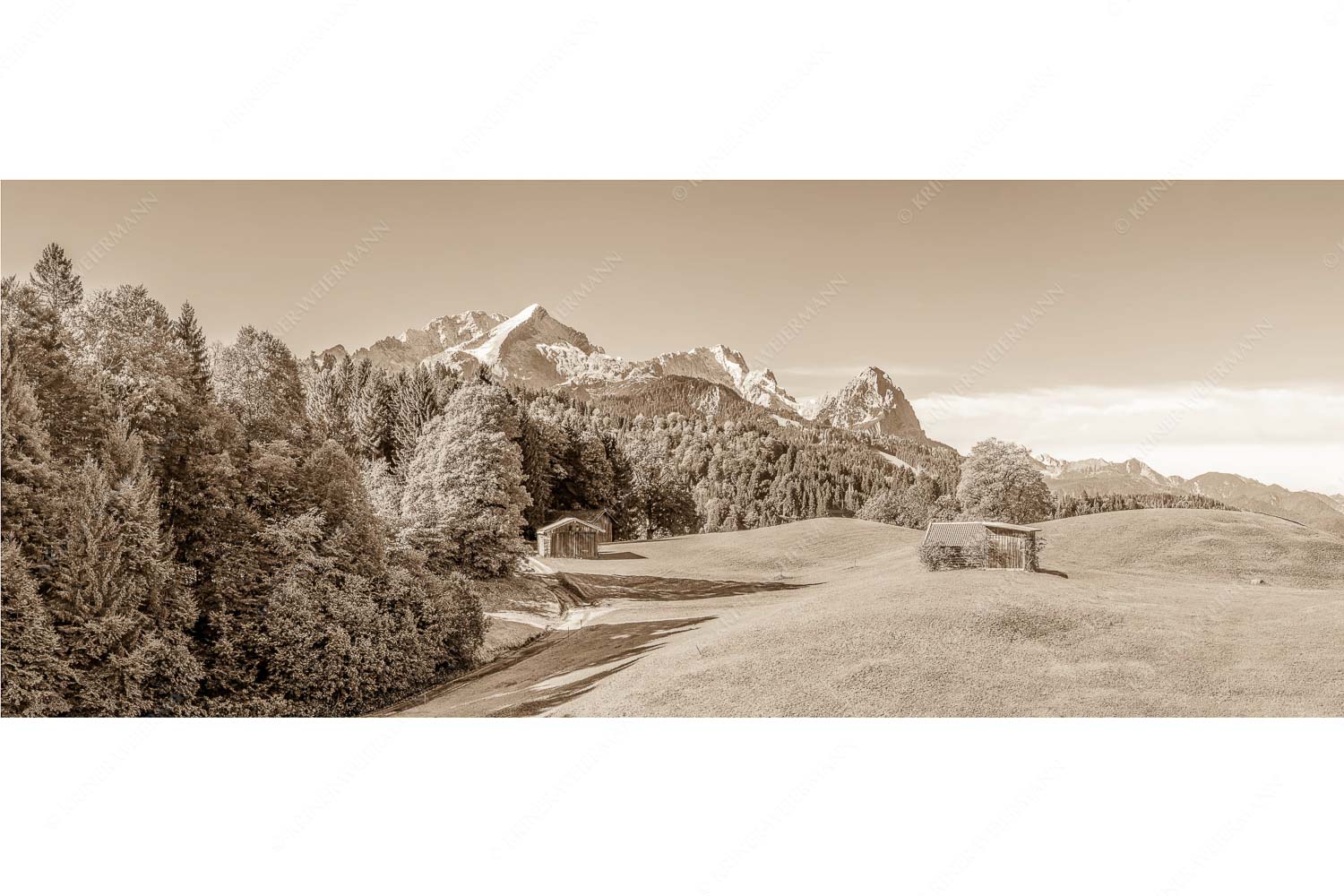 Wiesen bei Wamberg mit Blick zum Zugspitzmassiv - Herbstanfang - Seitenverhältnis 2,5:1 - Alpspitze Zugspitze Waxenstein - weitere Infos unter https://www.kriner-weiermann.de