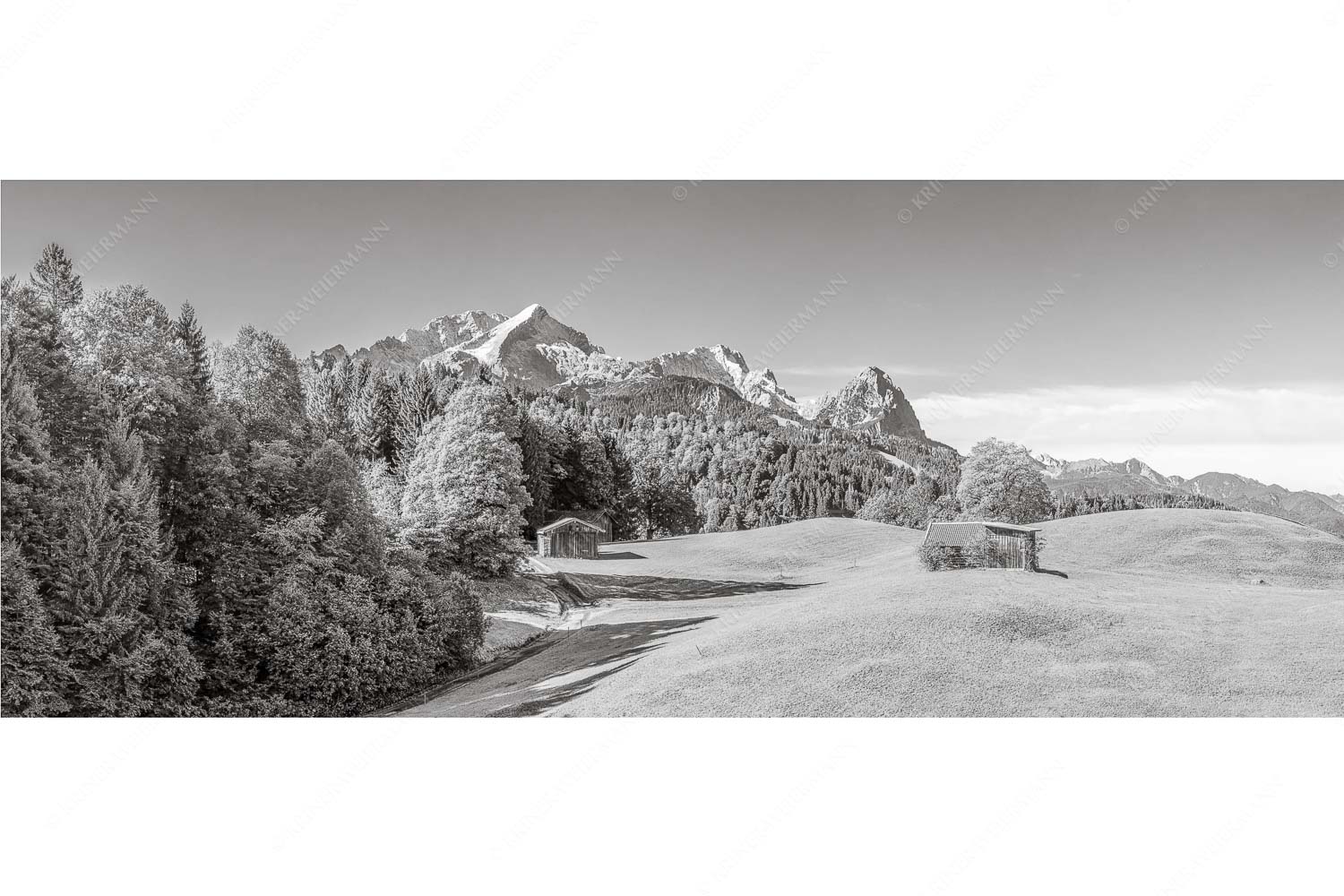 Wiesen bei Wamberg mit Blick zum Zugspitzmassiv - Herbstanfang - Seitenverhältnis 2,5:1 - Alpspitze Zugspitze Waxenstein - weitere Infos unter https://www.kriner-weiermann.de