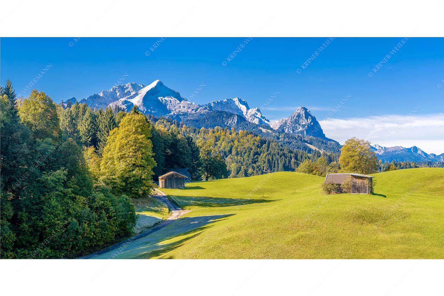 Wiesen bei Wamberg mit Blick zum Zugspitzmassiv - Herbstanfang - Seitenverhältnis 2:1 - Alpspitze Zugspitze Waxenstein - weitere Infos unter https://www.kriner-weiermann.de