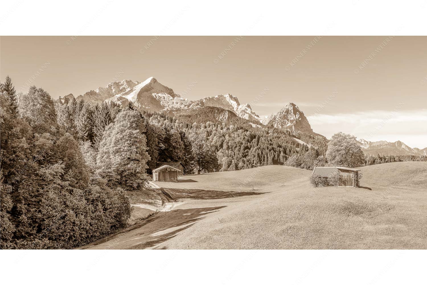 Herbstanfang – Seitenverhältnis 2:1 — Alpspitze Zugspitze Waxenstein Wiesen bei Wamberg mit Blick zum Zugspitzmassiv