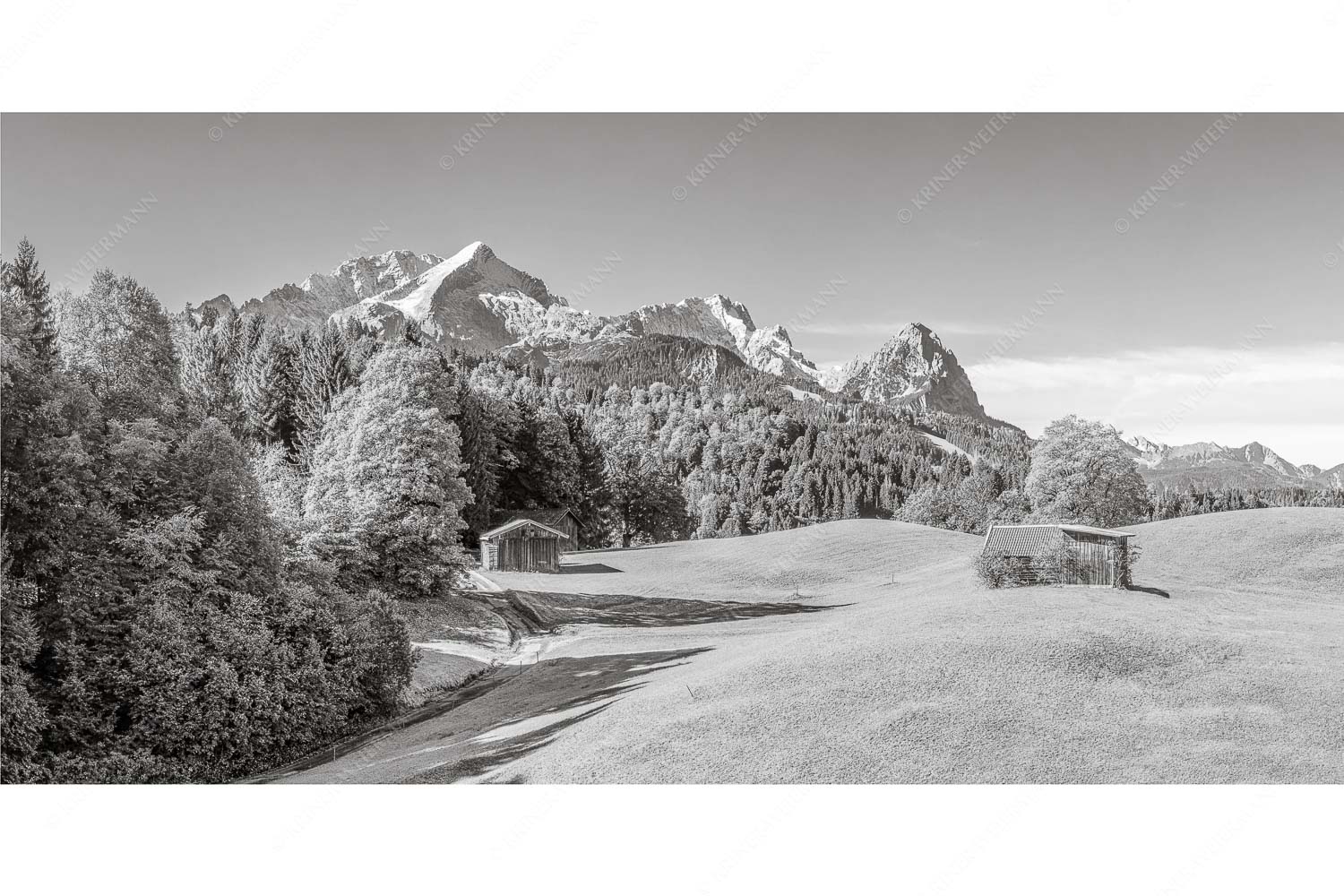 Herbstanfang – Seitenverhältnis 2:1 — Alpspitze Zugspitze Waxenstein Wiesen bei Wamberg mit Blick zum Zugspitzmassiv